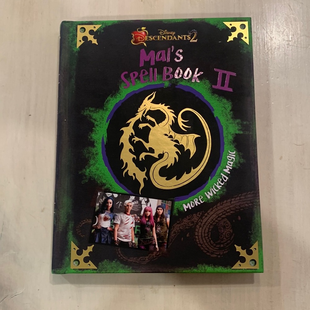 Disney Descendants 2 • Mal’s Spell Book 2